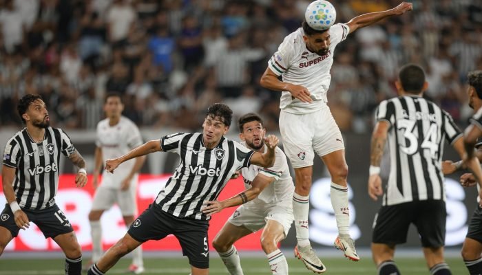 Botafogo e Fluminense empatam em clássico emocionante no Brasileirão