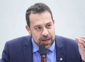 Boulos critica Flávio Bolsonaro por posição sobre escala 6x1
