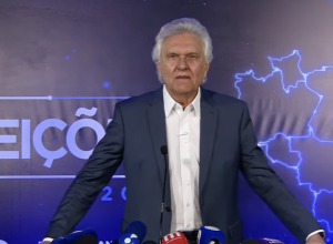 Caiado critica ausência de Lula e Flávio em debate presidencial