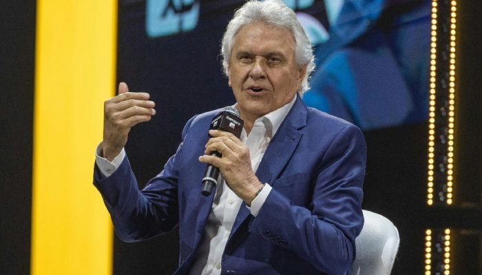 Caiado critica envolvimento de Flávio Bolsonaro no caso Banco Master