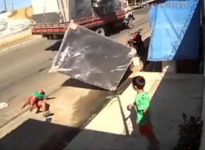 Cama box cai de caminhão e fere pedestre em Parintins
