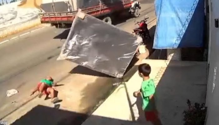 Cama box cai de caminhão e fere pedestre em Parintins