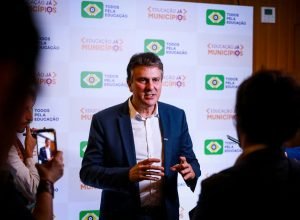 Camilo Santana critica Meta por interferência nas eleições brasileiras