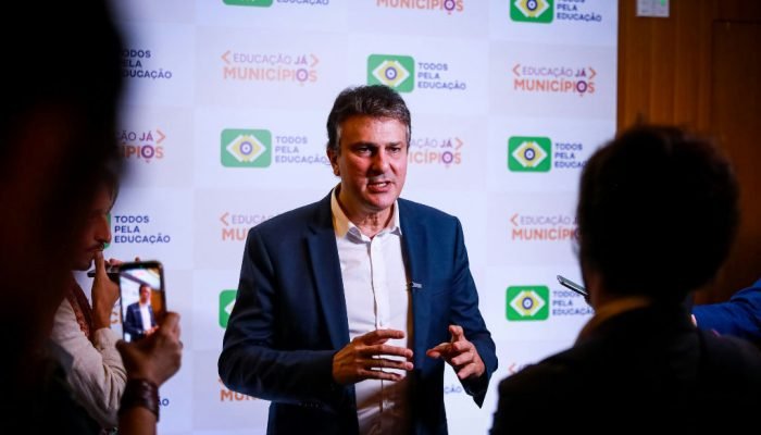 Camilo Santana critica Meta por interferência nas eleições brasileiras