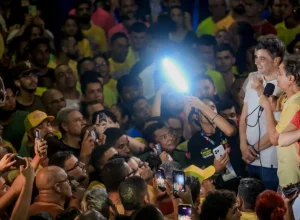 Caminhada em Nossa Senhora do Ó destaca força política de Carlos Santana e Lara