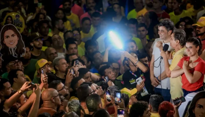 Caminhada em Nossa Senhora do Ó destaca força política de Carlos Santana e Lara