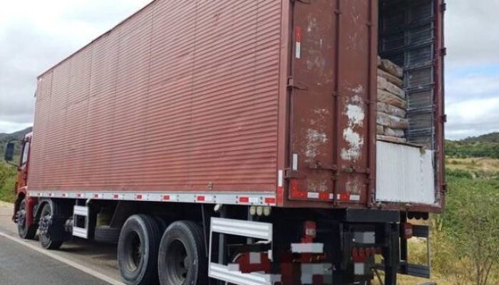 caminhao-com-carga-irregular-de-gesso-em-Salgueiro-640x490