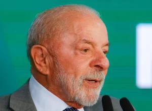 Campanha de Lula solicita ao TSE suspensão de canal de Flávio Bolsonaro