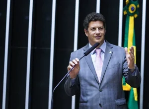 Candidato ao Senado critica proposta de fim da escala 6 X 1
