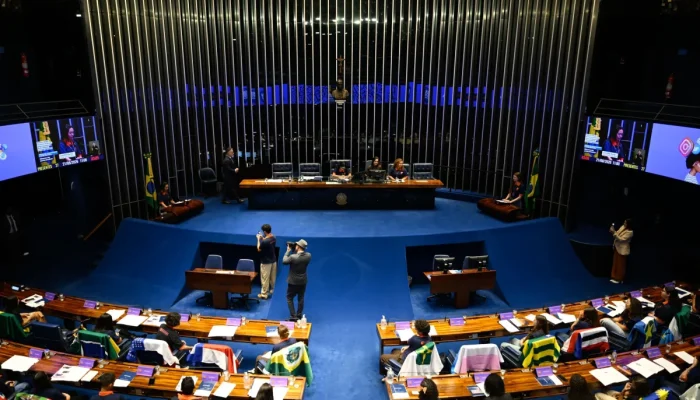 Candidatos de direita ganham força na disputa pelo Senado