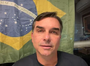 Candidatura de Flávio Bolsonaro enfrenta dúvidas sobre continuidade