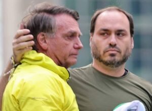 Carlos Bolsonaro é eleito senador por Santa Catarina em disputa acirrada