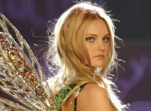 Carol Trentini retorna ao Victoria's Secret Fashion Show após 17 anos