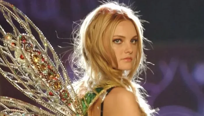 Carol Trentini retorna ao Victoria's Secret Fashion Show após 17 anos