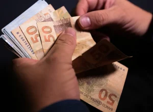 Carreira de piloto de avião lidera ranking de profissões mais desejadas