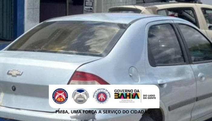 Durante a intensificação do policiamento, os PMs abordaram um Chevrolet Prisma Maxx, de cor pra...