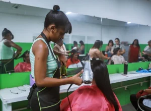 Caruaru promove oficina de corte e escovação para qualificação profissional