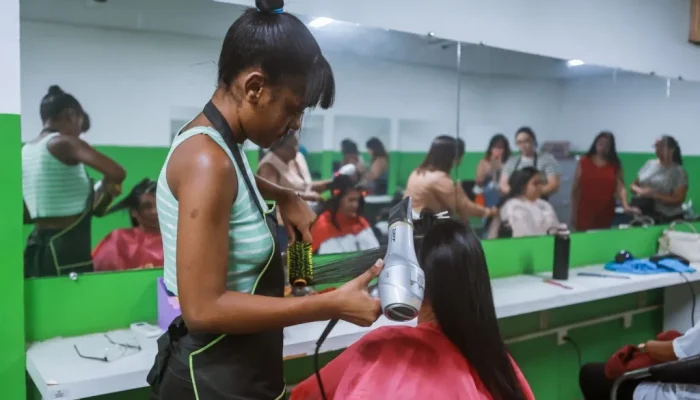 Caruaru promove oficina de corte e escovação para qualificação profissional