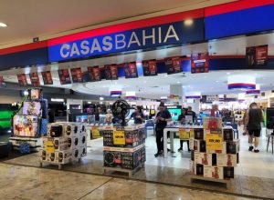 Casas Bahia encerra 300 lojas e demite 2 mil funcionários no Brasil