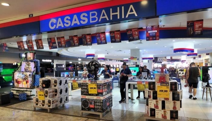 Casas Bahia encerra 300 lojas e demite 2 mil funcionários no Brasil