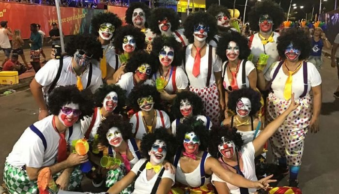 Celebridades se disfarçam para curtir Carnaval de Salvador