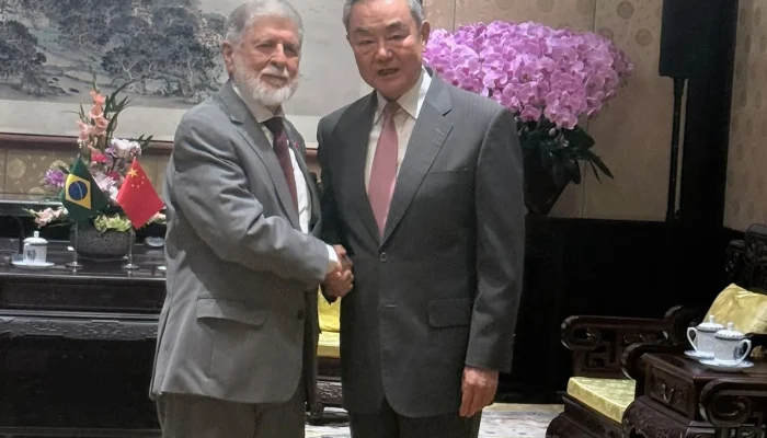 Celso Amorim entrega carta de Lula a Xi Jinping em visita estratégica à China