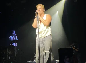 Christian Chávez encerra turnê no Brasil com show nostálgico em São Paulo