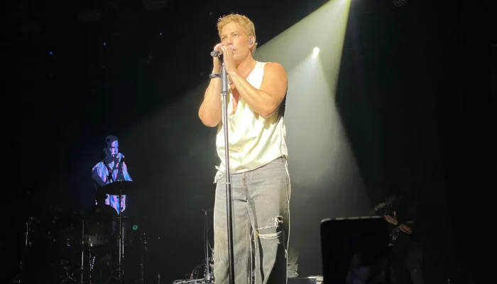 Christian Chávez encerra turnê no Brasil com show nostálgico em São Paulo