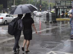 Chuva intensa deixa milhares sem energia na Grande São Paulo