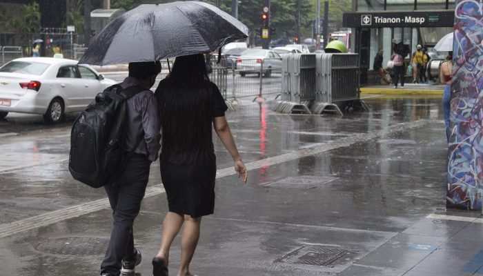 Chuva intensa deixa milhares sem energia na Grande São Paulo