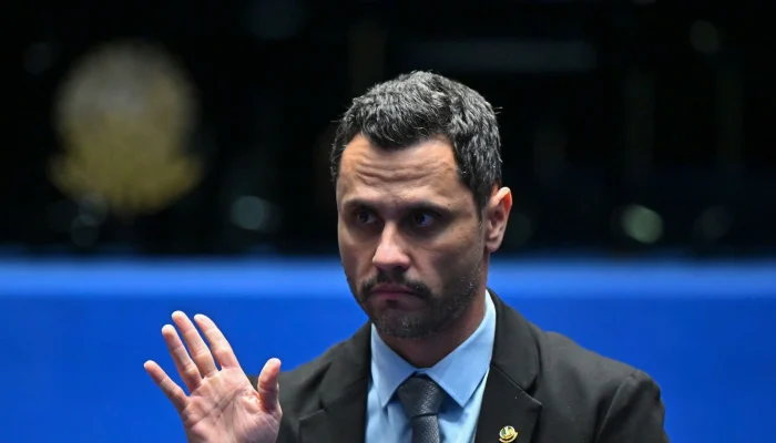 Cleitinho enfrenta desafio constitucional para morar em Divinópolis como governador