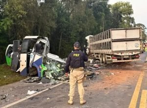 Colisão entre ônibus e carreta no Paraná resulta em tragédia com 23 mortos