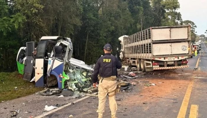 Colisão entre ônibus e carreta no Paraná resulta em tragédia com 23 mortos