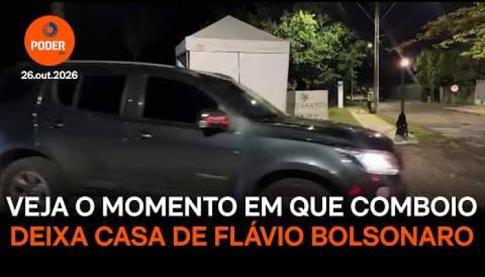 Comboio deixa casa de Flávio Bolsonaro antes de viagem aos EUA