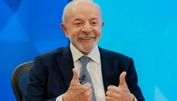 Congresso promulga PEC que encerra escala 6x1 com presença de Lula