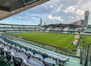 Coritiba enfrenta Chapecoense no Brasileirão: escalações e transmissão