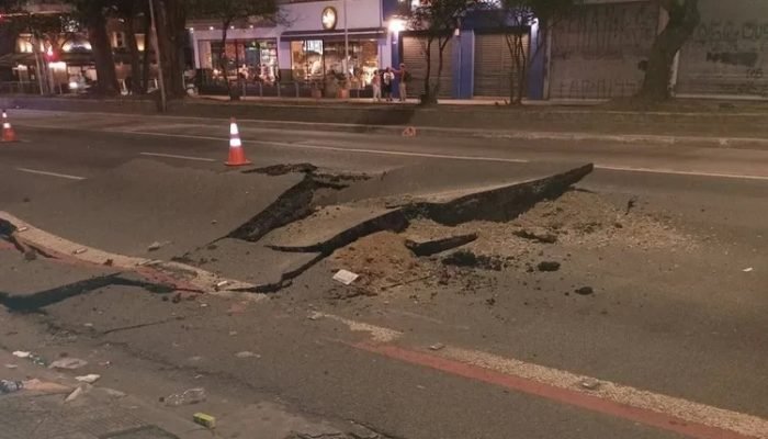 Cratera em SP: houve uma explosão seguida da abertura de um grande buraco na Rua da Consolação...