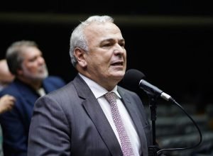 Crescimento de Augusto Cury é impulsionado por apoio espontâneo, diz vice