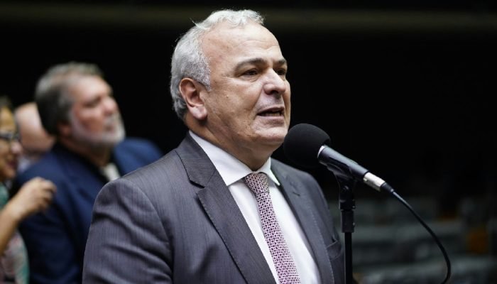 Crescimento de Augusto Cury é impulsionado por apoio espontâneo, diz vice