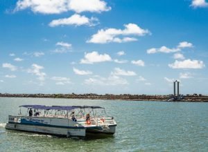 Crianças de comunidades do Recife exploram o Rio Capibaribe em passeio educativo