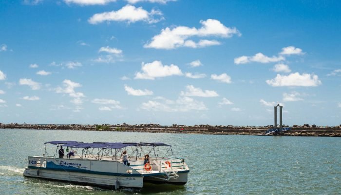 Crianças de comunidades do Recife exploram o Rio Capibaribe em passeio educativo