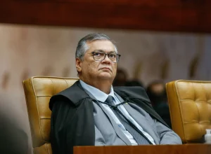 Crise no STF: Dino critica promessa de encerramento de inquéritos