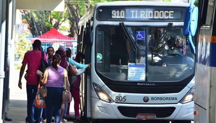 Crise no transporte público: ônibus perdem passageiros para motos e carros