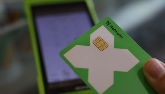 Transação comercial em maquininha. Novo decreto moderniza o Programa de Alimentação do Trabal...