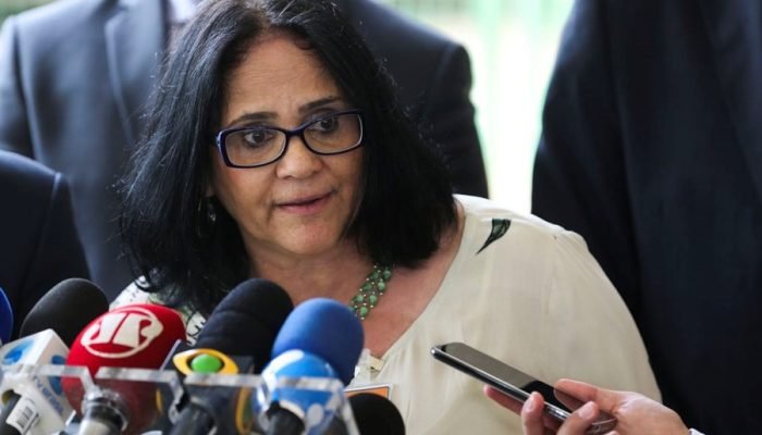 Ministra Damares Alves em coletiva à imprensa
