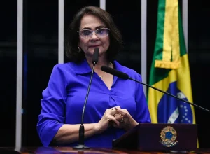 Damares Alves pede investigação contra Lula por uso político da Petrobras