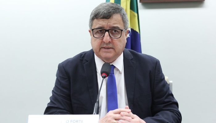 Danilo Forte se recupera após infarto e filho o representa em evento político