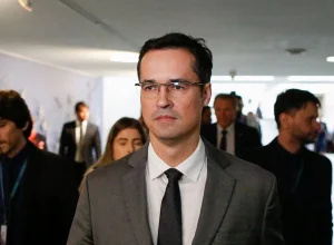 Deltan Dallagnol é escalado por Flávio Bolsonaro para revisar documentos de Lula