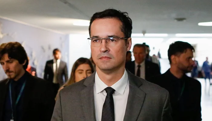 Deltan Dallagnol é escalado por Flávio Bolsonaro para revisar documentos de Lula