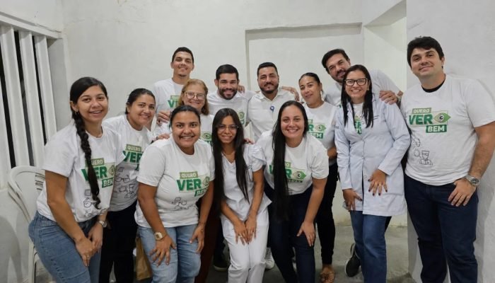 Deputado acompanha ação de saúde visual para moradores de Limoeiro